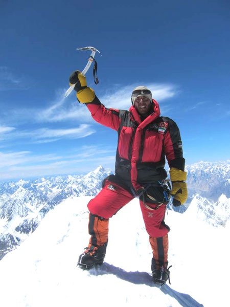 کسب رکورد سریع ترین صعود به قلل ۸۰۰۰ متری جهان توسط کوهنورد تبریزی