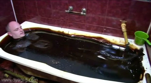 تصاویر/ حمام شفابخش نفت خام برای ثروتمندان