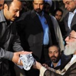 چفیه رهبر انقلاب به کدام شاعر رسید؟ چفیه رهبر انقلاب به کدام شاعر رسید؟
