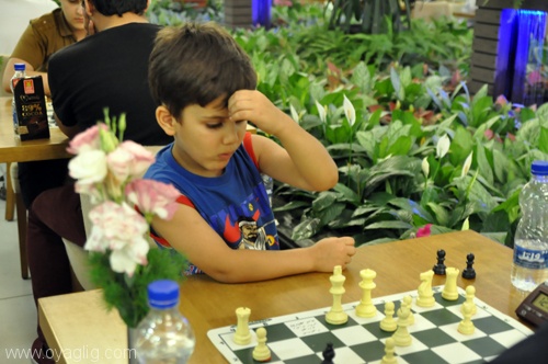 تصاویر/برگزاری مسابقات شطرنج “جام رمضان” در لاله پارک