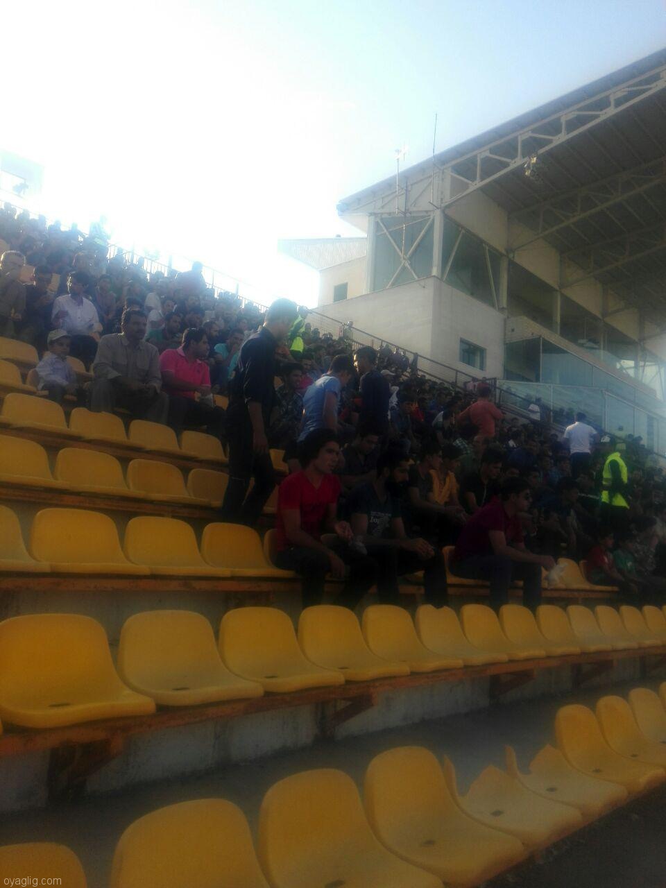 همه هواداران در ورزشگاه ثامن، تراکتور را تشویق می کنند