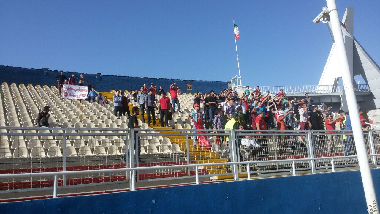 تصاویر/حضور کردهای ارومیه در ورزشگاه در حمایت ار پرسپولیس