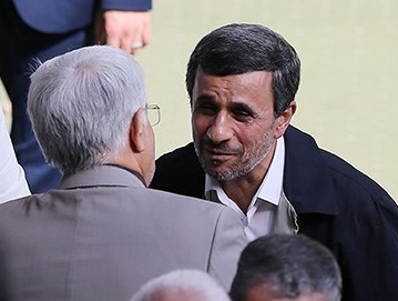 احمدی‌نژاد عارف را ترجیح می‌دهد یا لاریجانی را؟