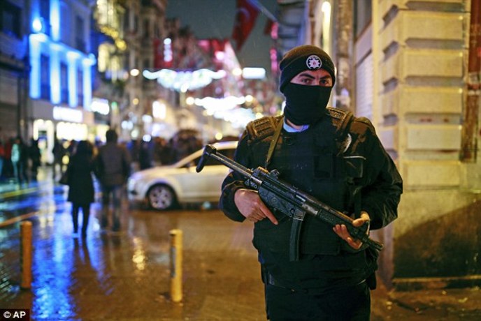دست کم ۳۵ کشته و ۴۶ زخمی در حمله مسلحانه به کلوپ شبانه در استانبول+تصاویر