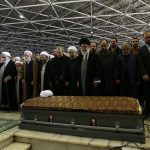 رهبر انقلاب بر پیکر حجت الاسلام والمسلمین هاشمی نماز اقامه کردند رهبر انقلاب بر پیکر حجت الاسلام والمسلمین هاشمی نماز اقامه کردند