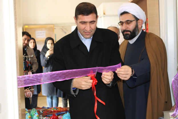 نمایشگاه صنایع دستی و مشاغل خانگی گلابتون در بوستان بانوان بهار گشایش یافت