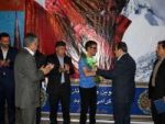 کوهنورد زنجانی در بدو ورود به زنجان مورد استقبال قرار گرفت کوهنورد زنجانی در بدو ورود به زنجان مورد استقبال قرار گرفت