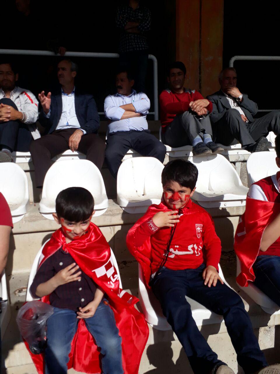 تصاویر هواداران تراکتورسازی قبل از شروع بازی با نفت تهران