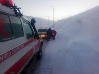 برف و کولاک بیش از ۳۰۰ خودرو را در گردنه الماس خلخال زمین گیر کرد