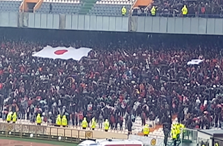 نمایش پرچم ژاپن در استادیومها به چه معناست؟