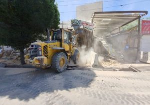 تخریب سه باب واحد تجاری غیرمجاز در خیابان عباسی