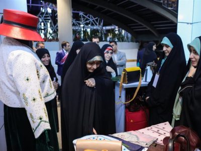 کراوات و کلاه زنانه به‌جای محصولات حجاب و عفاف در نمایشگاه مد و پوشاک خلاق؟! + عکس